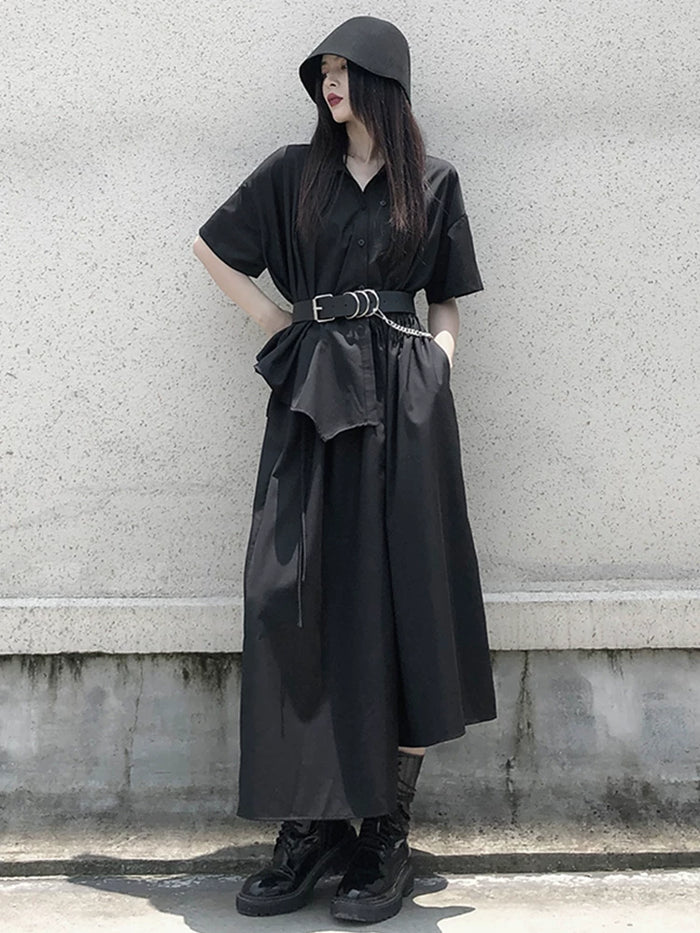 ブラックのアシンメトリー半袖シャツワンピース 着用 手を腰に当てた姿 ベルト合わせ