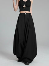 ブラックのバルーンワイドスカートパンツ 正面
