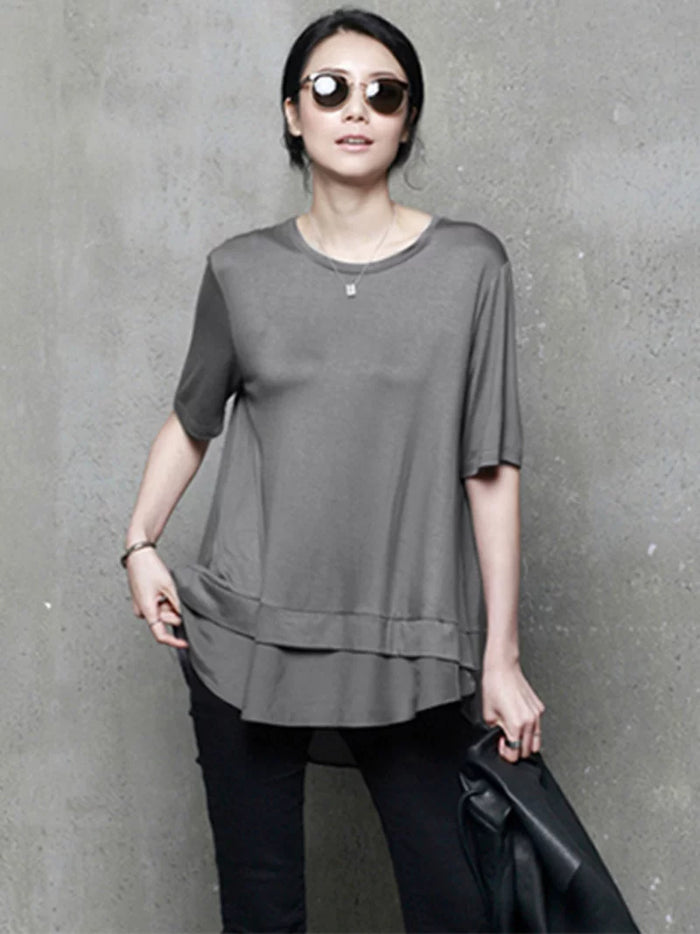 グレーのモダール切り替え裾Tシャツ 着用 裾を持って