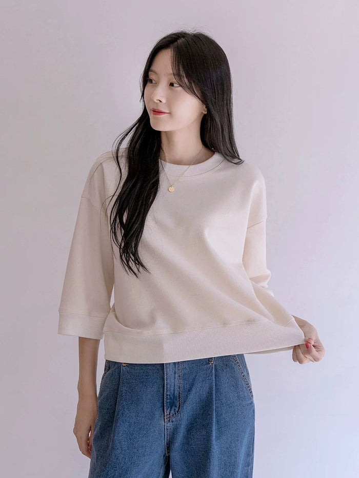 七分袖Tシャツ クリーム 着用 正面 裾をつまんで