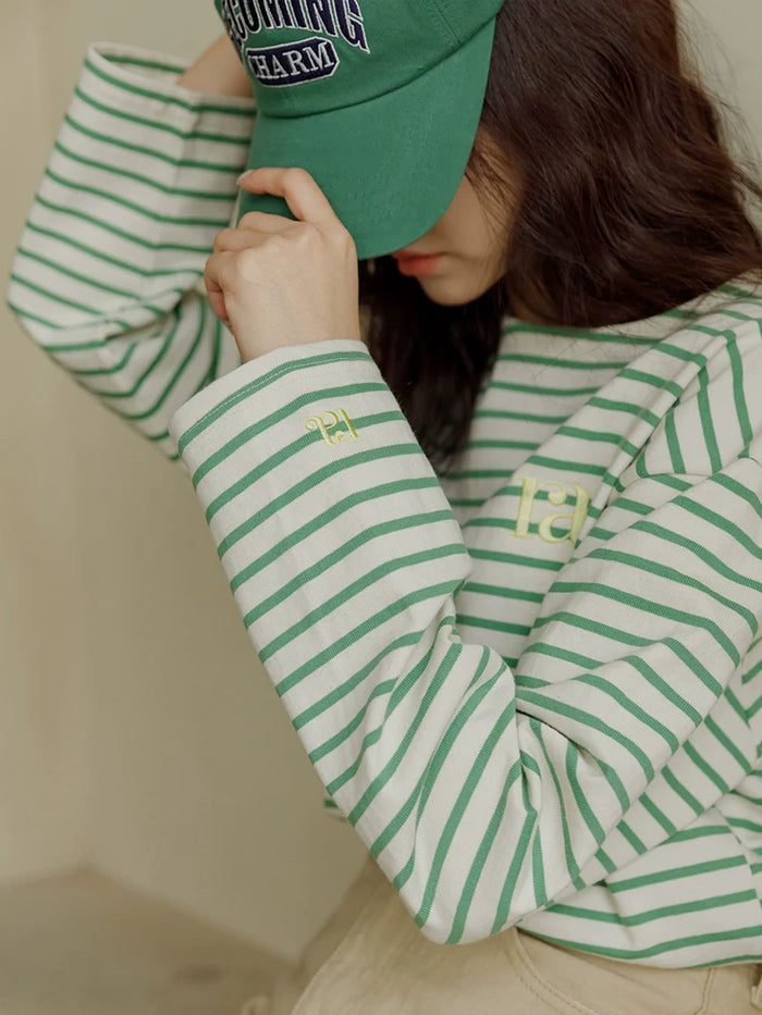 グリーンのボーダー長袖Tシャツ 着用 キャップをかぶって