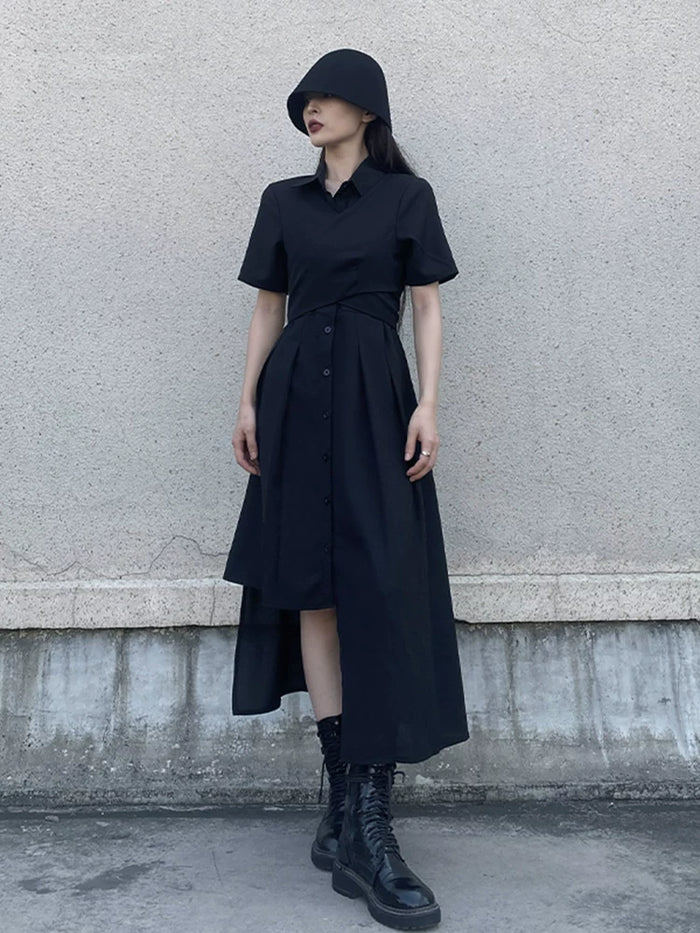 ブラックのアシンメトリー半袖シャツワンピース 着用 斜め ブーツ合わせ