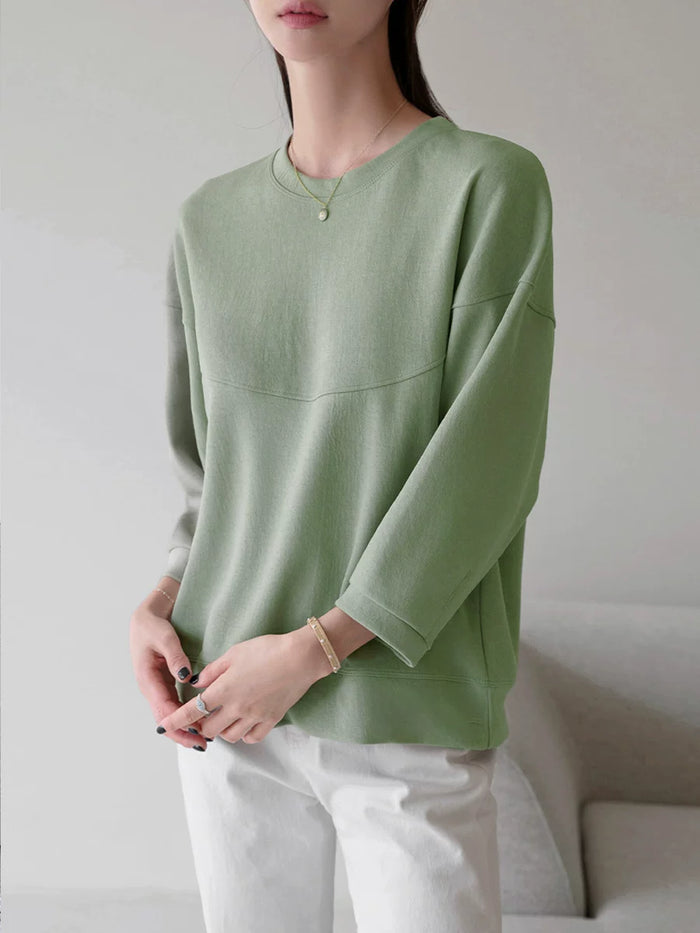 セージグリーンの七分袖Tシャツ 着用 正面