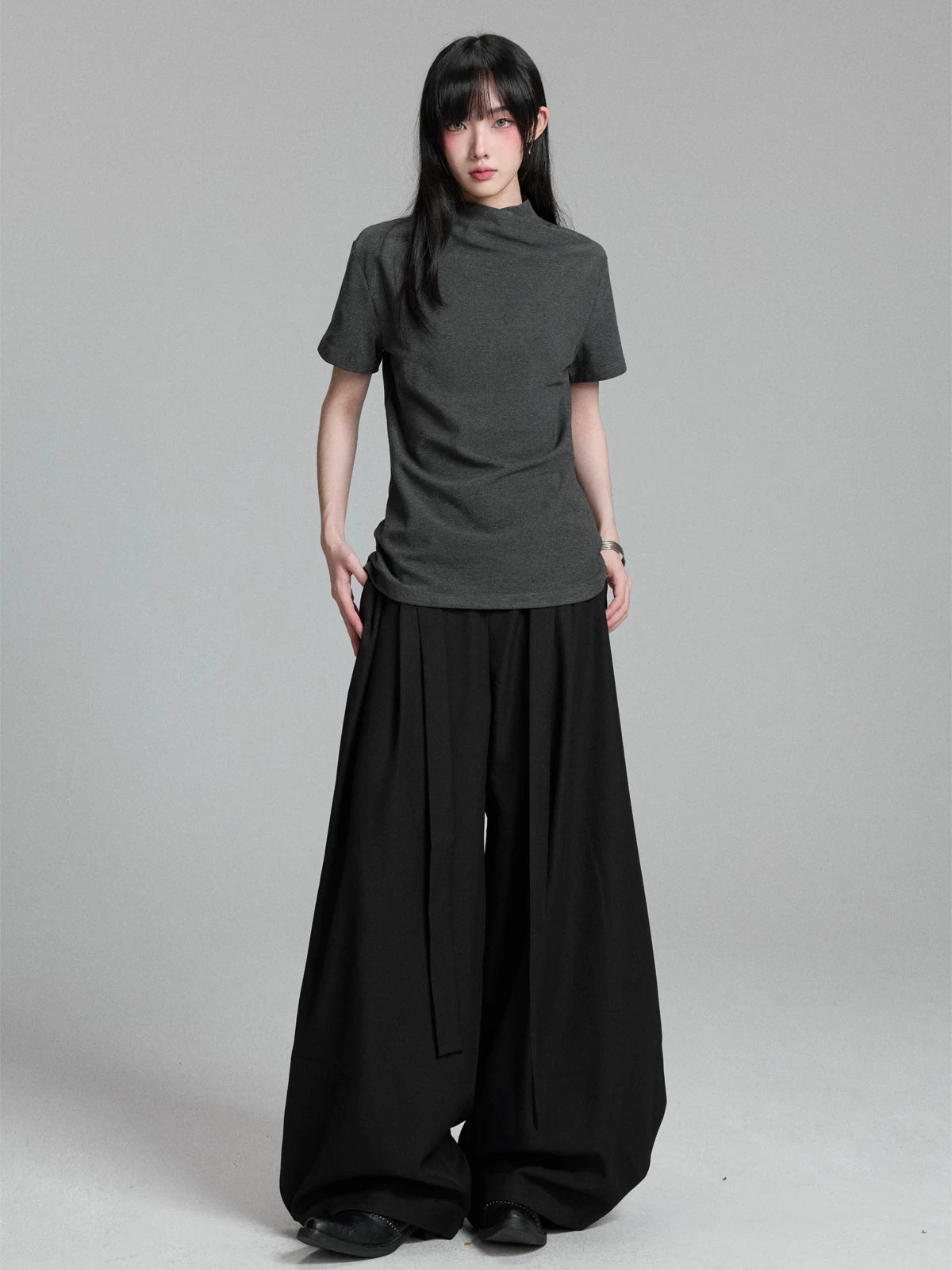 グレーのモックネックTシャツ×ワイドパンツ 全身