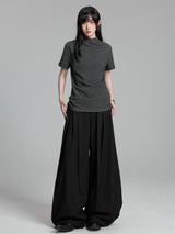 グレーのモックネックTシャツ×ワイドパンツ 全身