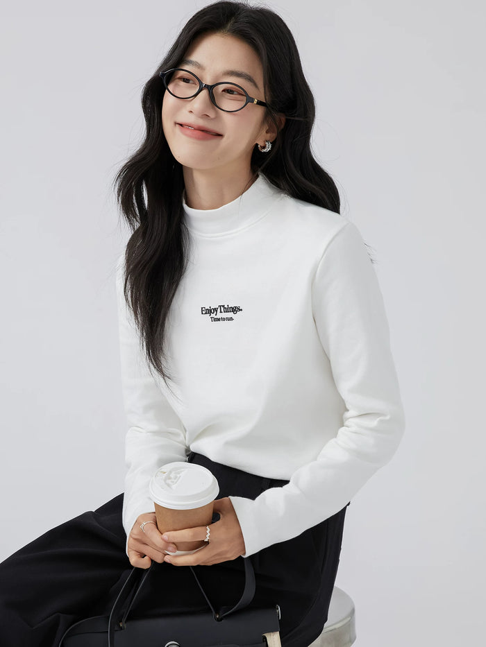 ホワイトロゴ入りのモックネック 長袖Tシャツ 着用