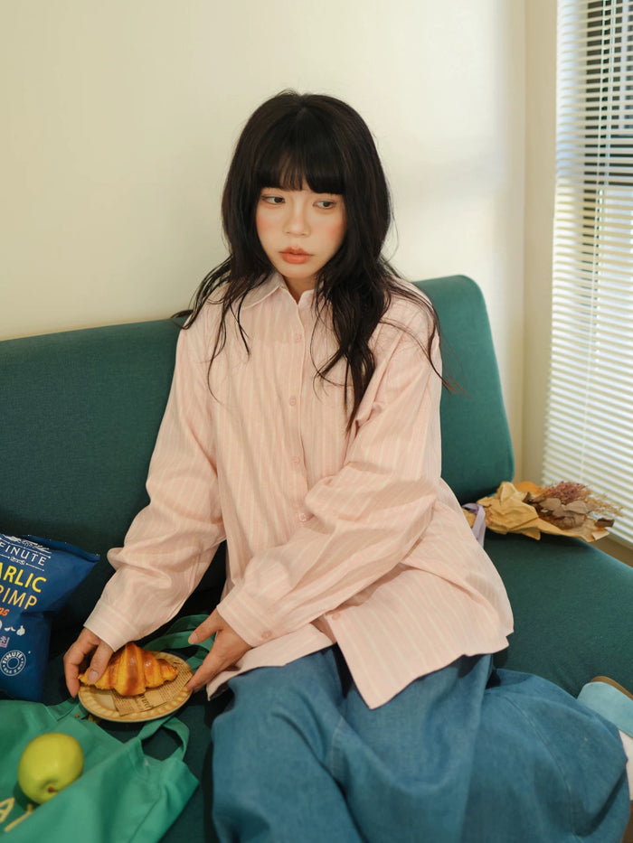 ピンクのストライプ長袖シャツ 着用 クロワッサンを持って
