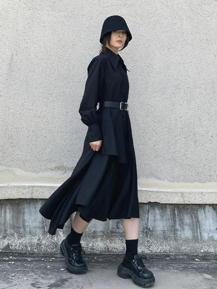ブラックの長袖ロングシャツワンピース 着用 横向き ベルト合わせ