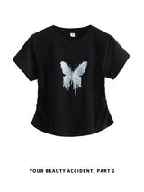 ブラックのバタフライプリント サイドシャーリング 半袖Tシャツ 着用