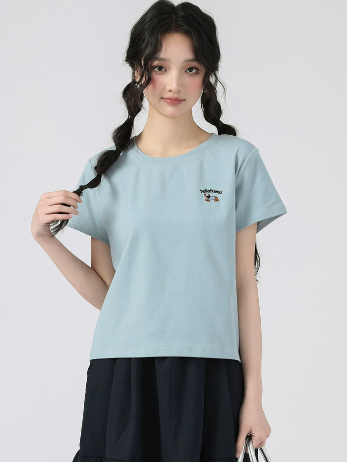 ブルーのワンポイント刺繍 半袖Tシャツ 着用