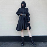 ブラックのギャザー長袖シャツワンピース 着用 正面 手を腰に当てた姿