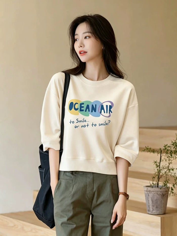 クリームの七分袖ロゴプリントTシャツ 正面