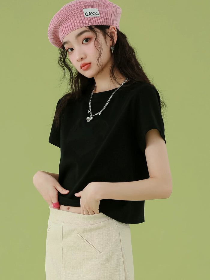 ブラックのショート丈 半袖Tシャツ 着用