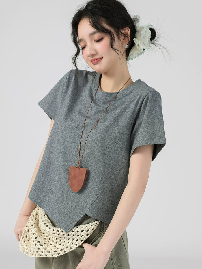 ダークグレーのアシンメトリーヘム 半袖Tシャツ 着用