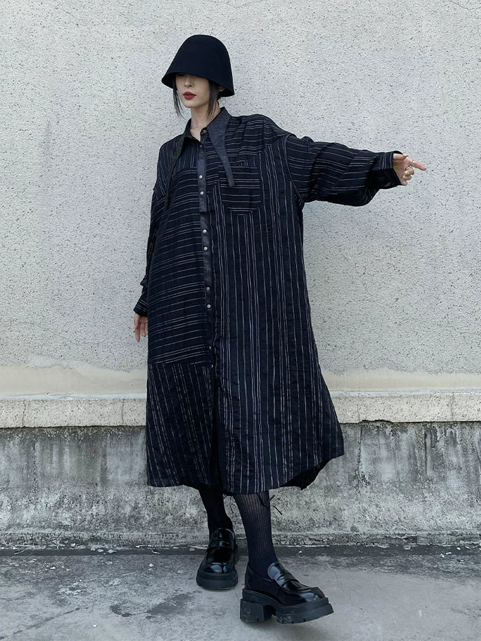 ブラックのストライプ ロングシャツワンピース 着用 正面