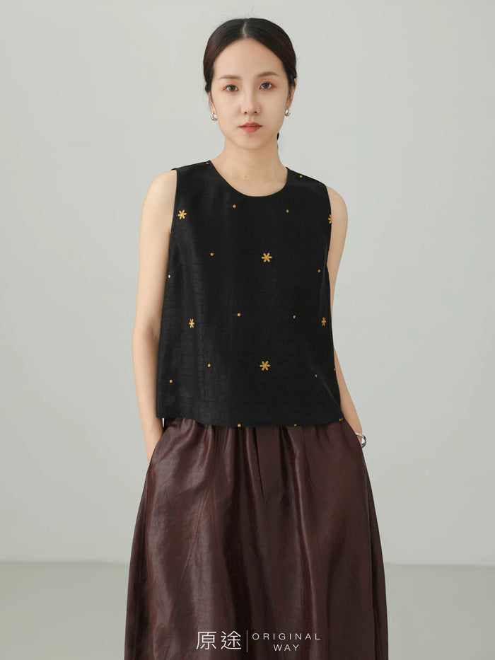 ブラックの刺繍トップス 着用 正面