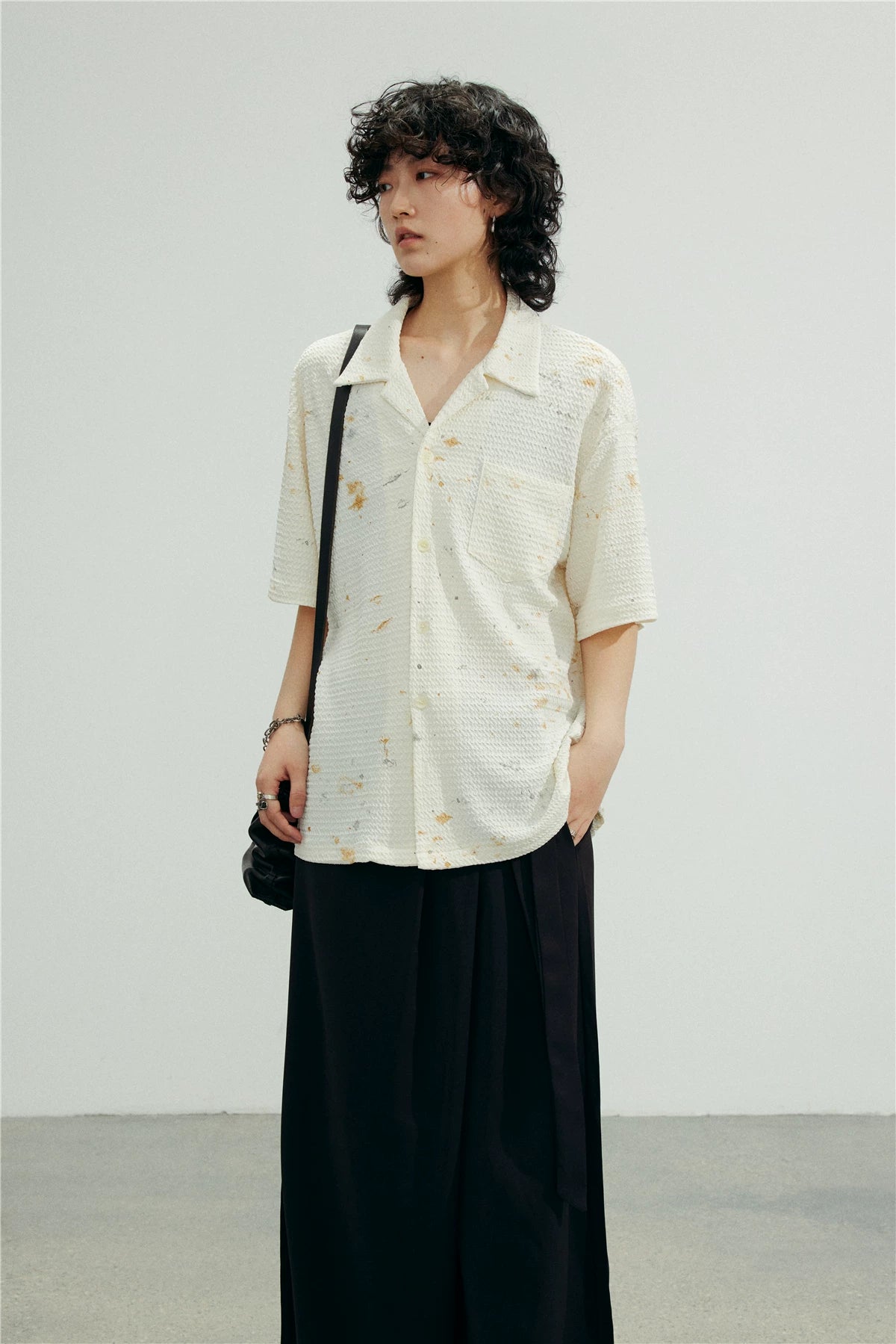 オフホワイトのペイント風プリント オープンカラー半袖シャツ 着用 正面