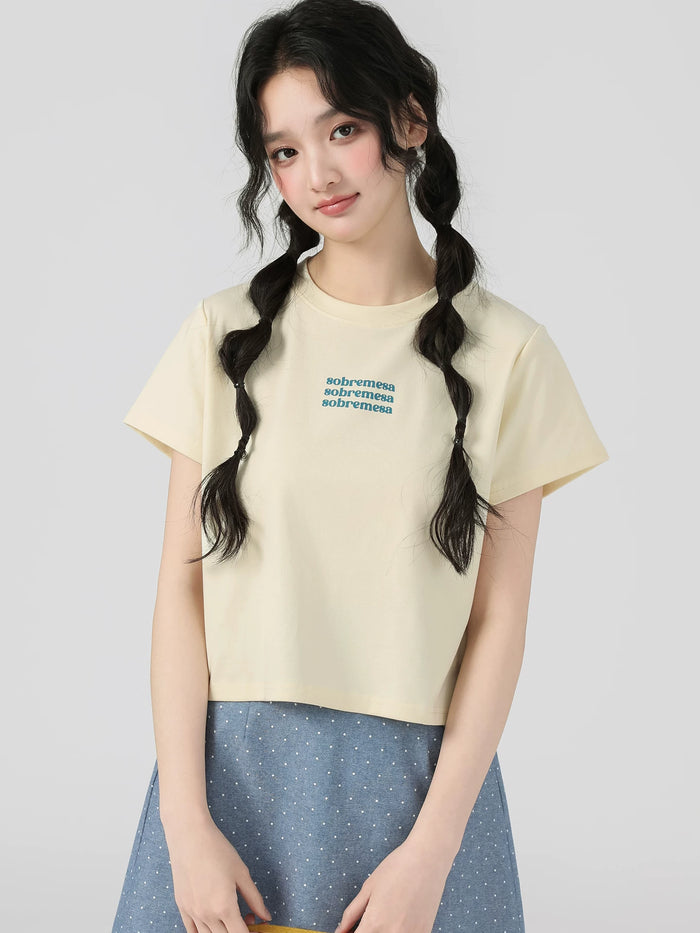 胸元に英字ロゴの入った正肩 半袖Tシャツ ベージュ 着用