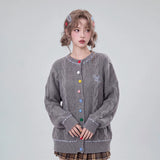 ダークグレーのカラフルボタン ケーブル編みニットカーディガン 着用 正面