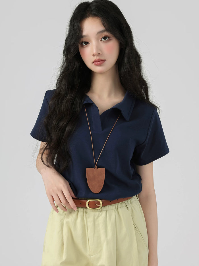 ロイヤルブルーのポロカラー リブ半袖Tシャツ 着用