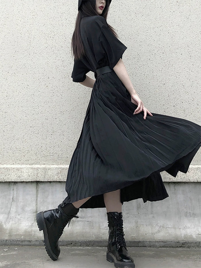 ブラックのプリーツシャツワンピース 着用 裾がひるがえる姿 ブーツ合わせ