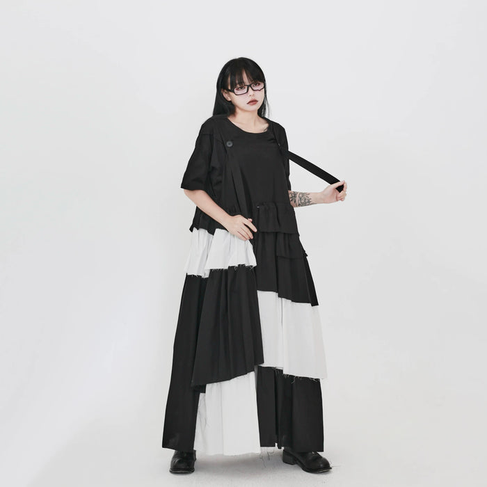 白黒切り替えのジャンパースカート 着用 ストラップを持つポーズ