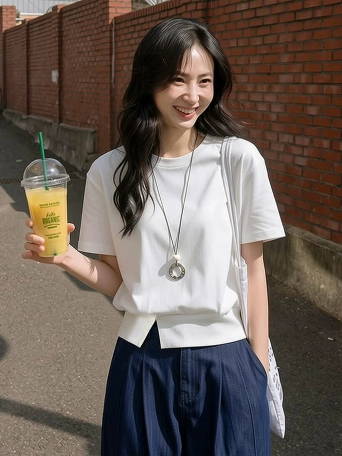 ホワイトの裾スリット半袖Tシャツ 着用 笑顔