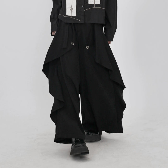 黒のレイヤードワイドパンツ 着用 正面（歩くポーズ）