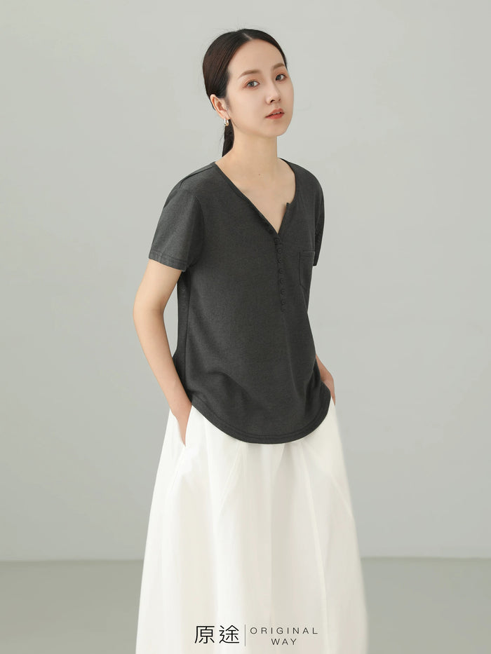 チャコールグレーのVネックTシャツ 着用 正面