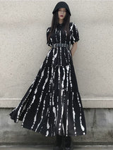 ブラック×ホワイトのストライプ柄ティアードワンピース 着用 正面 ベルト合わせ