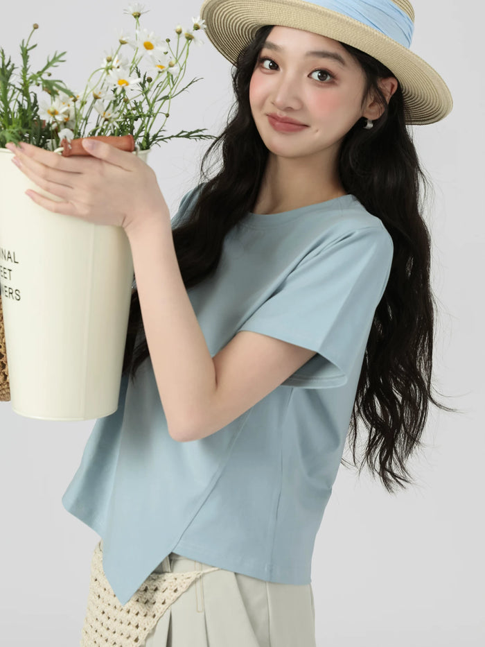 ライトブルーのアシンメトリーヘム 半袖Tシャツ 着用