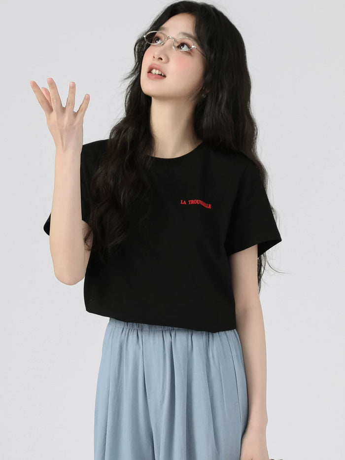 ブラックの胸元刺繍 半袖Tシャツ 着用