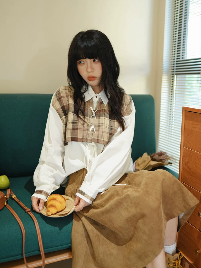 重ね着風チェックベスト付きシャツ 着用 ソファに座って パンを食べながら