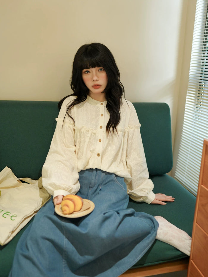 ベージュのコットンブラウス 着用 ソファに座って パンを持って