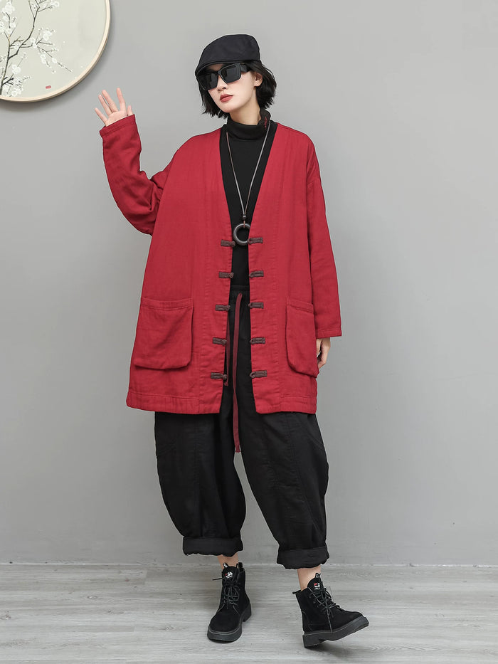 レッドの盤扣ジャケットとブラックのバナナパンツ 着用 正面