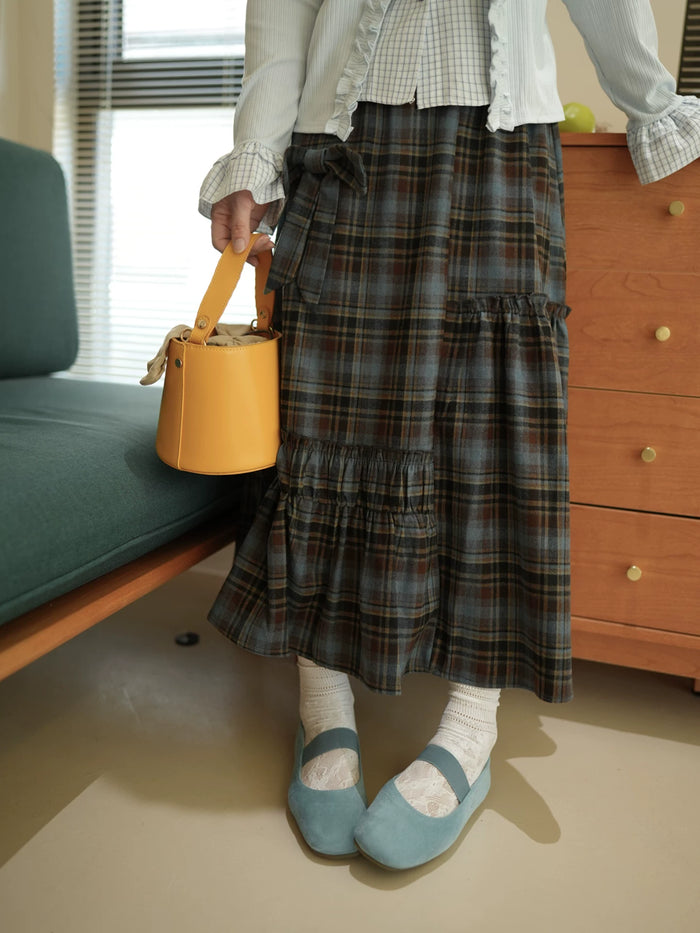 タータンチェックのロングスカート 着用 リボンと裾のフリル 手前から