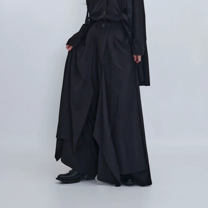 ブラックのスカート風ワイドパンツ 着用 正面
