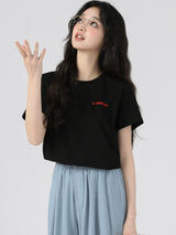 ブラックの胸元刺繍 半袖Tシャツ 着用