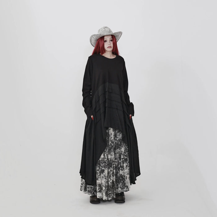 黒のアシンメトリーワンピース 着用 正面全身（帽子付き）