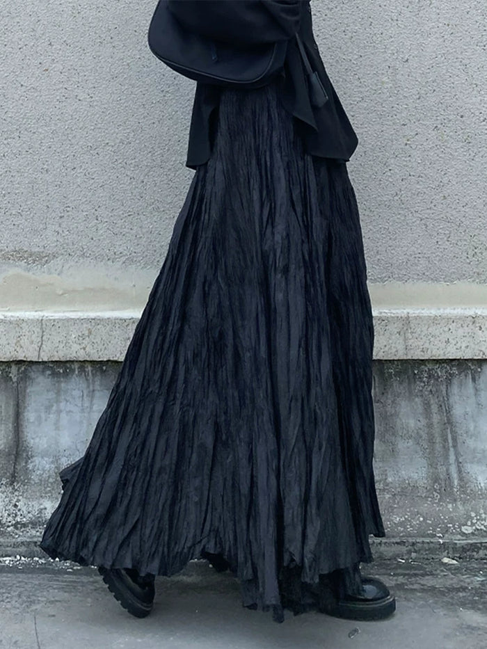 ブラックのクラッシュ風プリーツ ロングスカート 着用 裾のアップ