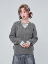 グレーのケーブル編み Vネックニット 着用