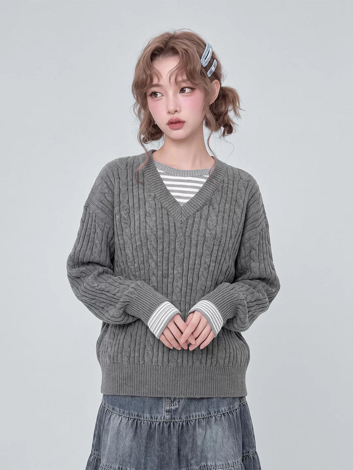 グレーのケーブル編み Vネックニット 着用
