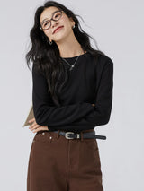ショート丈の長袖Tシャツ ブラック 着用