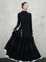 ブラックのティアード切り替え刺繍スカート 着用 正面 黒トップス合わせ