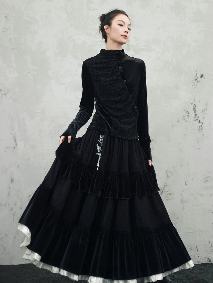 ブラックのティアード切り替え刺繍スカート 着用 正面 黒トップス合わせ