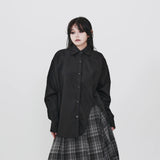 ブラックのカーブ裾シャツ 着用 正面