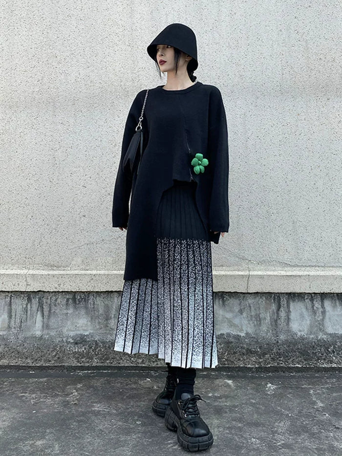 ブラックのアシンメトリー ニットトップス 着用 正面 プリーツスカート合わせ