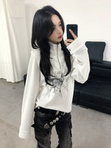 ホワイトの鹿と星のプリント ハーフジップ長袖Tシャツ 着用 自撮り