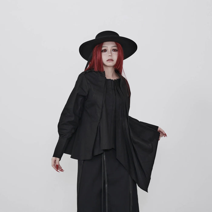 黒のアシンメトリーシャツ 着用 正面（片側の幅広袖）