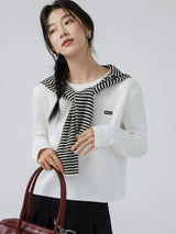 ショート丈の長袖Tシャツ ホワイト 着用 胸元ワッペン